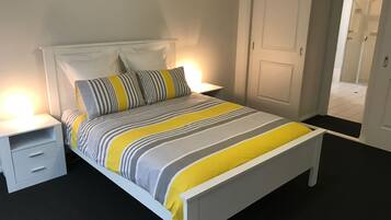 4 bedrooms, iron/ironing board, wheelchair access