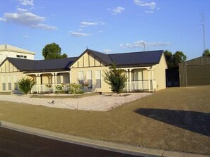 المنشأة من الخارج