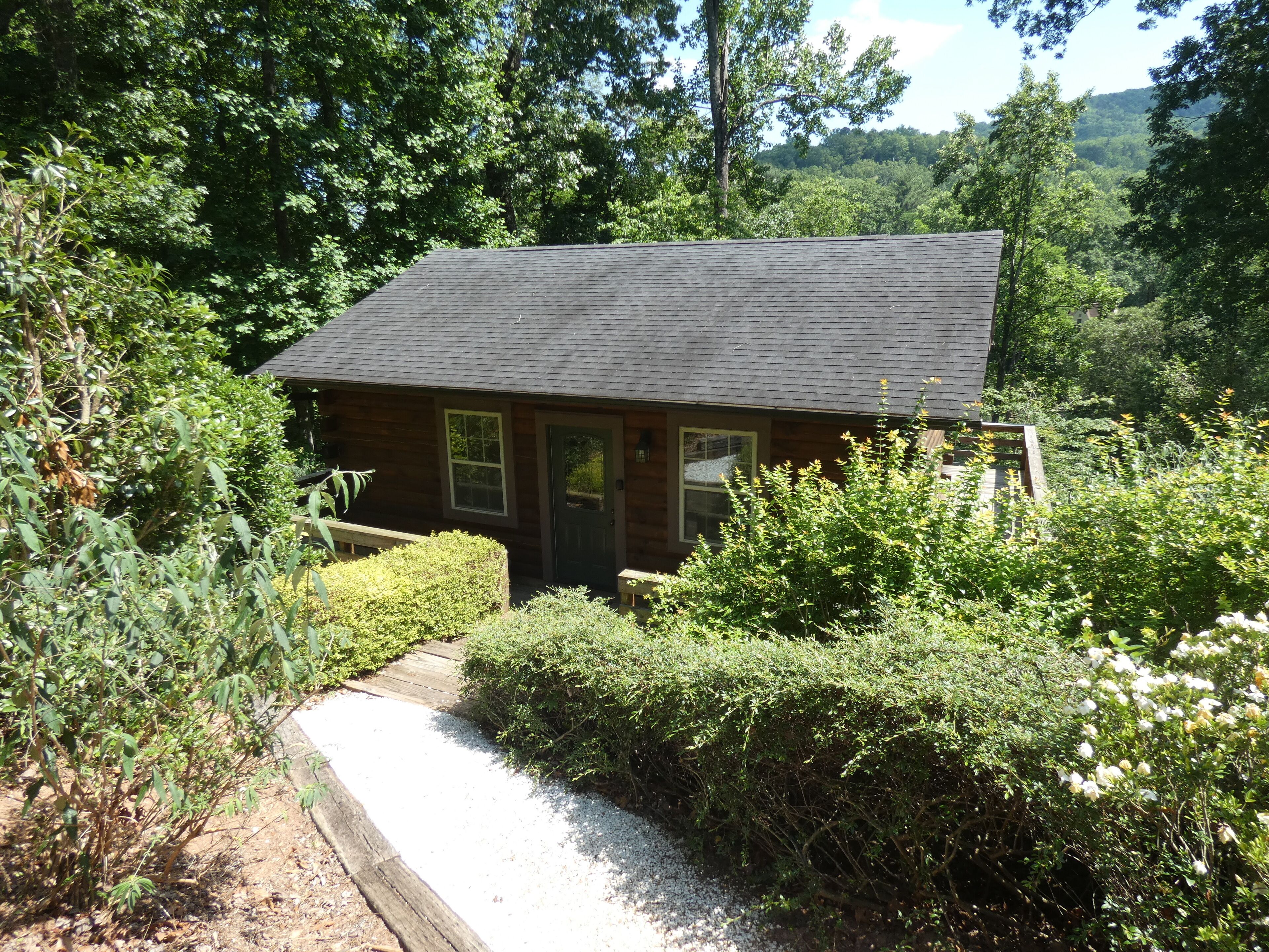 Romantic Cabin, ( No hidden Fees ) Double Jacuzzi in Master Bedroom.