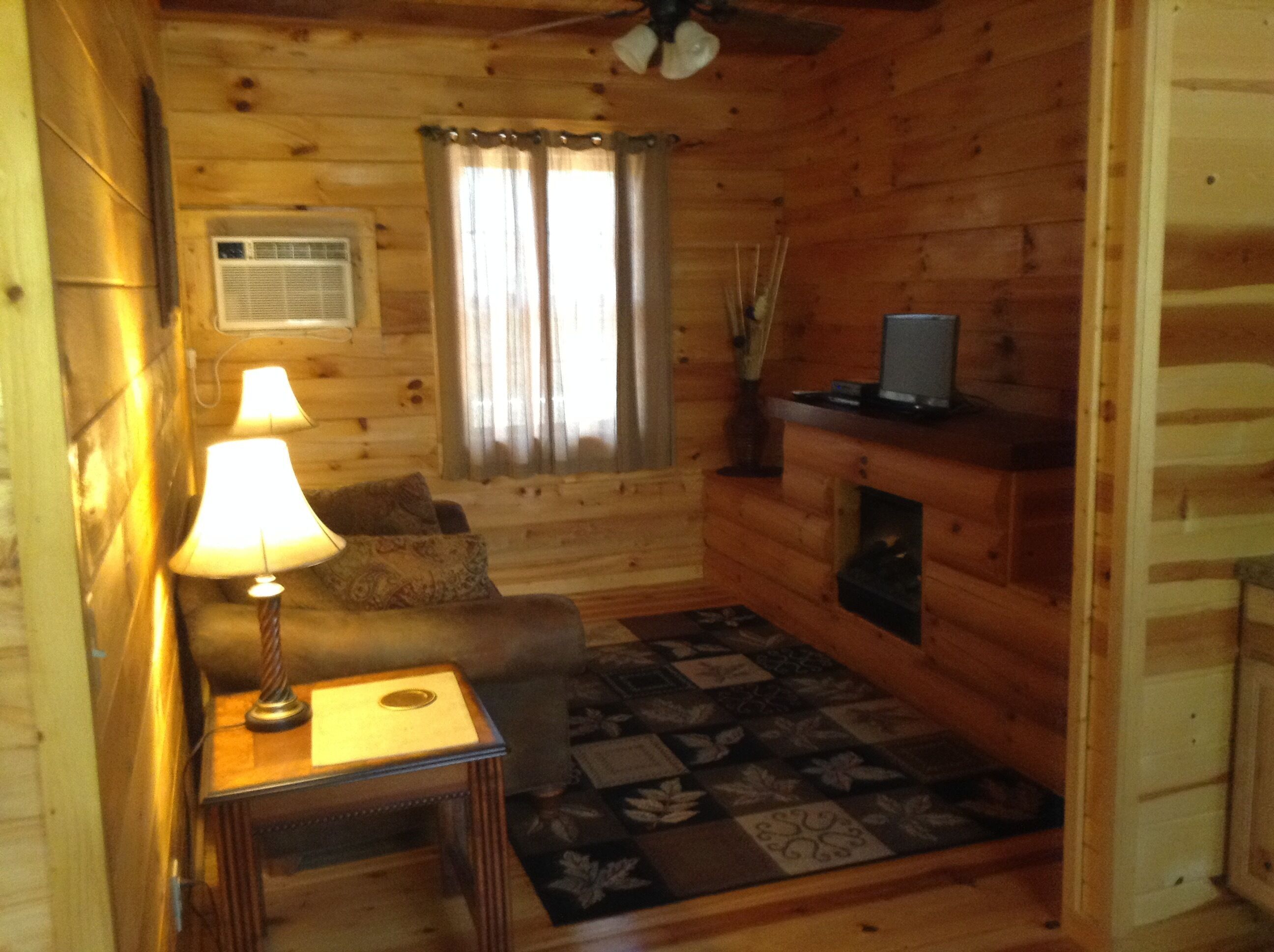 Romantic Cabin, ( No hidden Fees ) Double Jacuzzi in Master Bedroom.