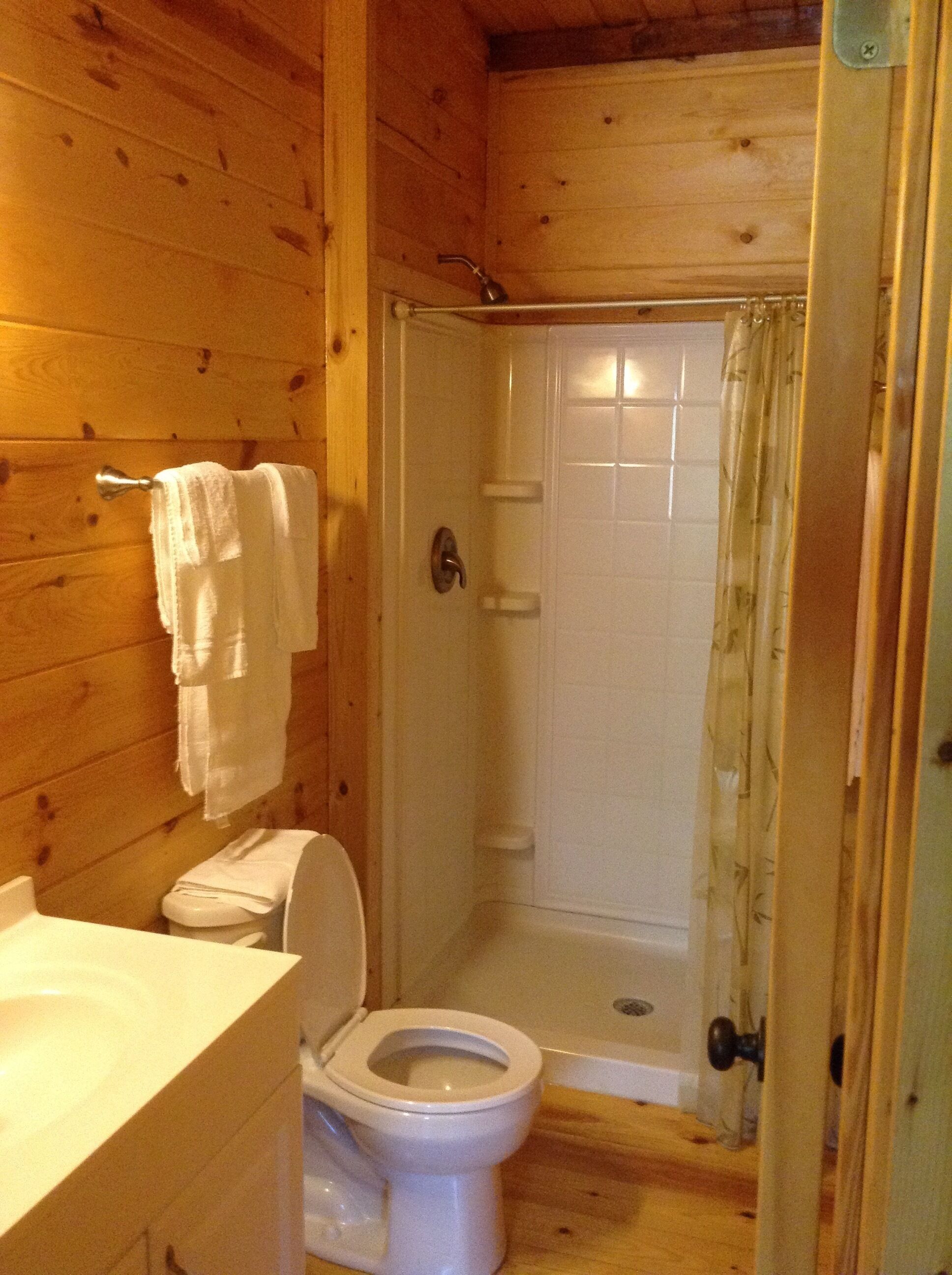 Romantic Cabin, ( No hidden Fees ) Double Jacuzzi in Master Bedroom.
