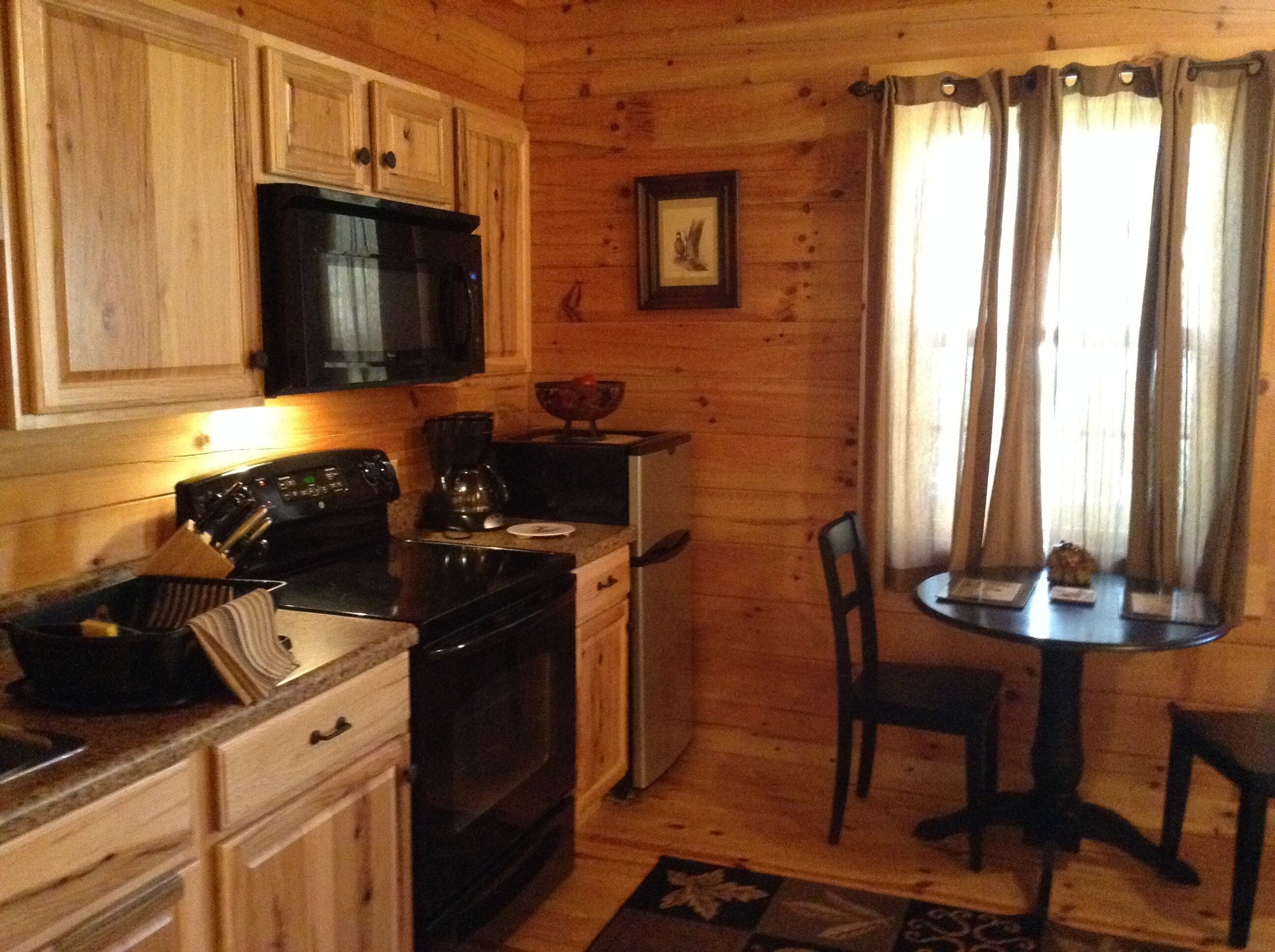 Romantic Cabin, ( No hidden Fees ) Double Jacuzzi in Master Bedroom.