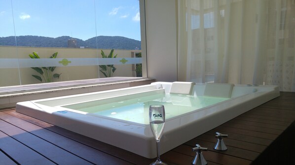 Indoor spa tub