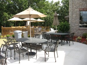 Outdoor dining - No Stairs!! Walk in! Pet Friendly! @ Pointe Royale! Free WiFi~ Fireplace~CLEAN (Branson)