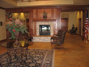 Interior - No Stairs!! Walk in! Pet Friendly! @ Pointe Royale! Free WiFi~ Fireplace~CLEAN (Branson)