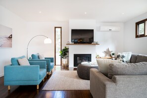 LED TV, fireplace, video-game console, DVD player - Ti Tree House - 800m to Rye ocean beach (Rye)