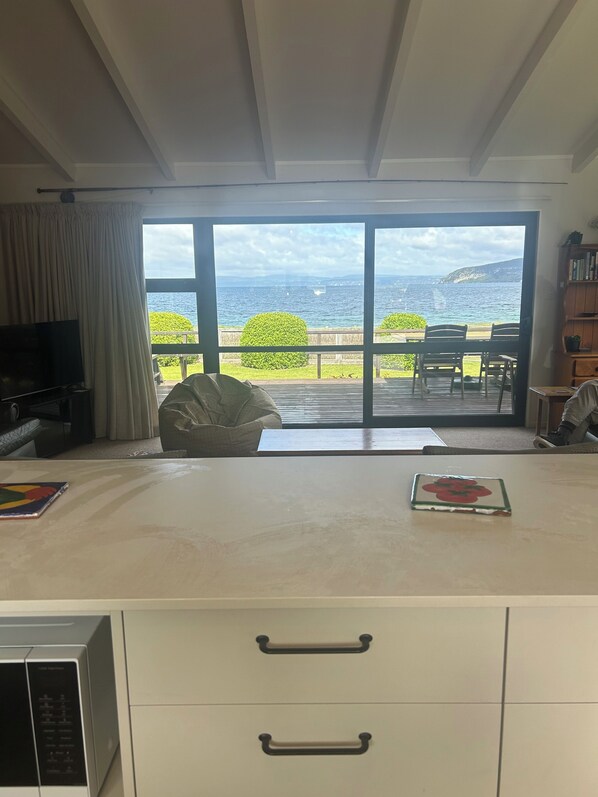 Smart TV, books, stereo