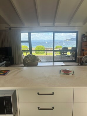 Smart TV, books, stereo - Stunning beach front bach (Kinloch)