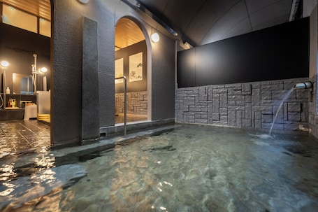 Artículos de tocador gratuitos, secador de pelo, toallas