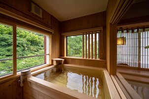 Artículos de tocador gratuitos, secador de pelo, toallas