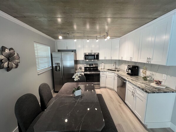 Frigorifero, microonde, forno, piano cottura