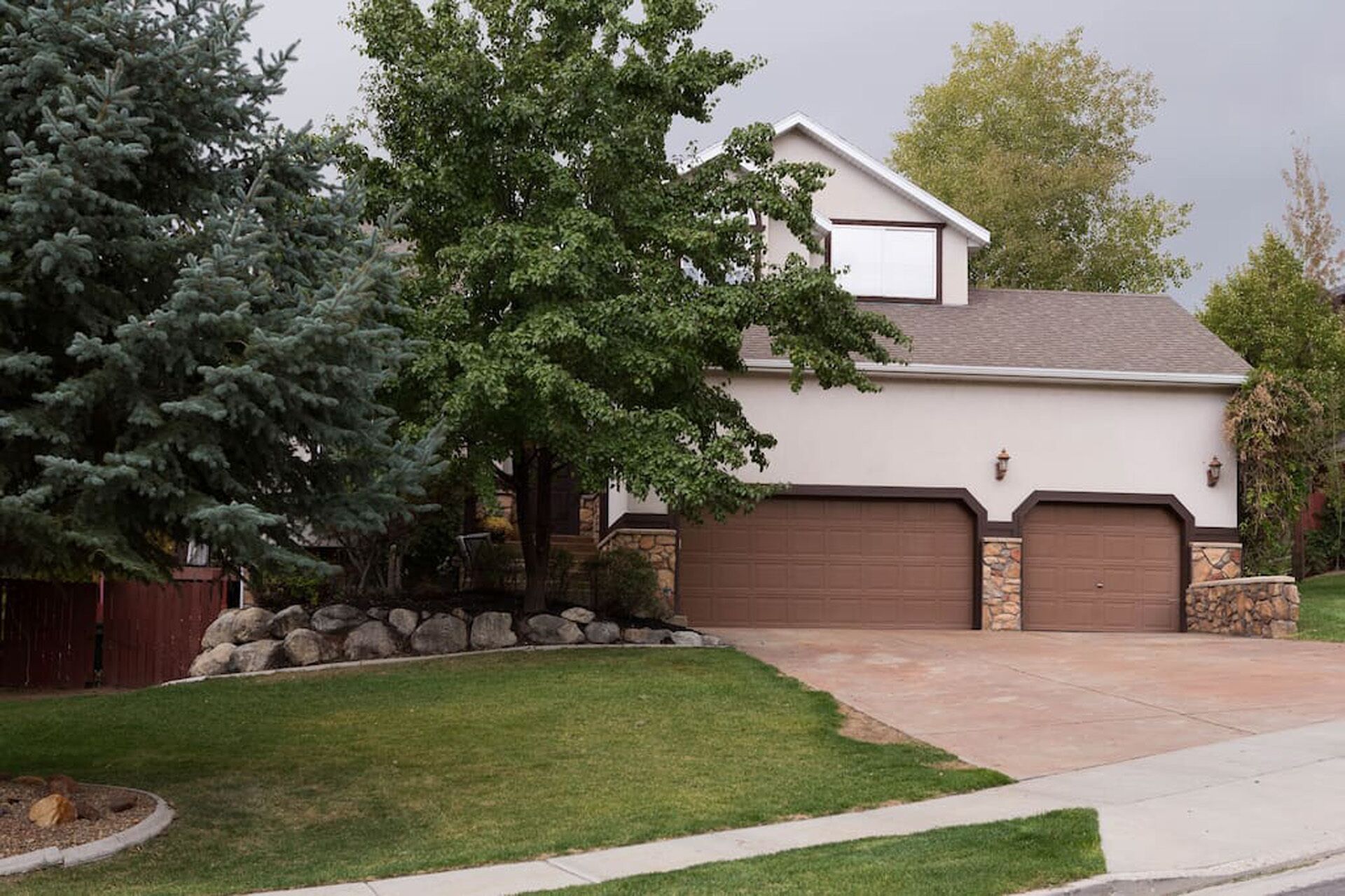 Beautiful Ski house & hot tub 20 min to slopes, Spacious & large backyard & deck