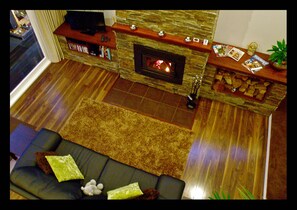 TV connectée, cheminée, lecteur de DVD, livres