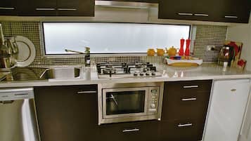 Frigorifero, microonde, forno, piano cottura