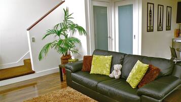 Smart-tv, pejs, dvd-afspiller, bøger