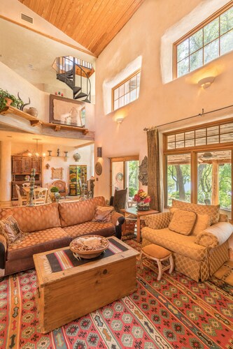 Luxury Lakefront Escape: Massage, Yoga, Winery, Kayaks, SUPs, Krause Springs!