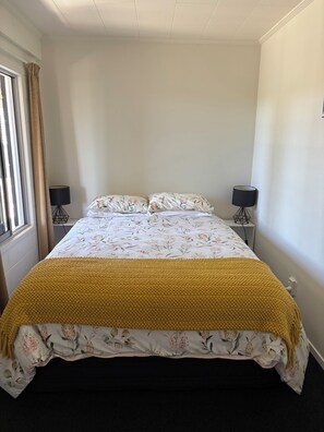 1 habitación, tabla de planchar con plancha, wifi gratis y ropa de cama 