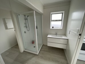 Dusche, Haartrockner, Handtücher, Seife