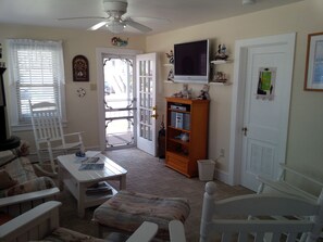 Tv, dvd-spelare, ett filmbibliotek och en stereo