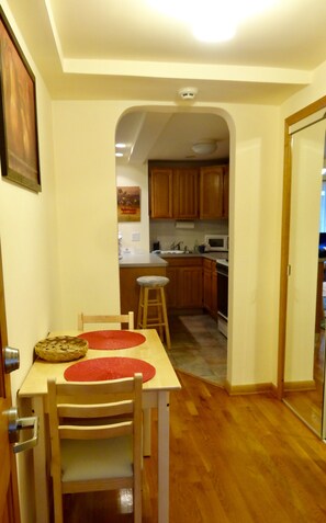Un comedor con una mesa y sillas de madera, una cocina al fondo y un sello de fecha del 17/05/2019.
