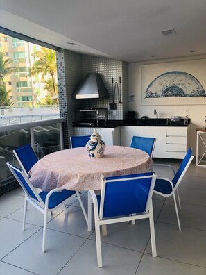 Outdoor dining - Renovated building, 150m2, 4 bedrooms-air-cond, terrace and barbecue, standing in the sand. (Bertioga)