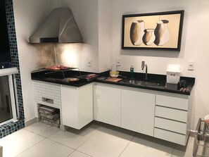 Réfrigérateur, four à micro-ondes, un four, surface de cuisson