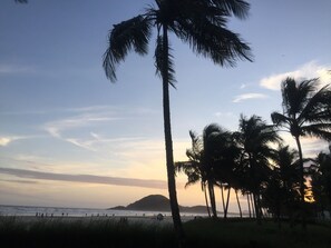 On the beach - Renovated building, 150m2, 4 bedrooms-air-cond, terrace and barbecue, standing in the sand. (Bertioga)