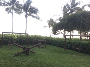 Children’s area - Renovated building, 150m2, 4 bedrooms-air-cond, terrace and barbecue, standing in the sand. (Bertioga)