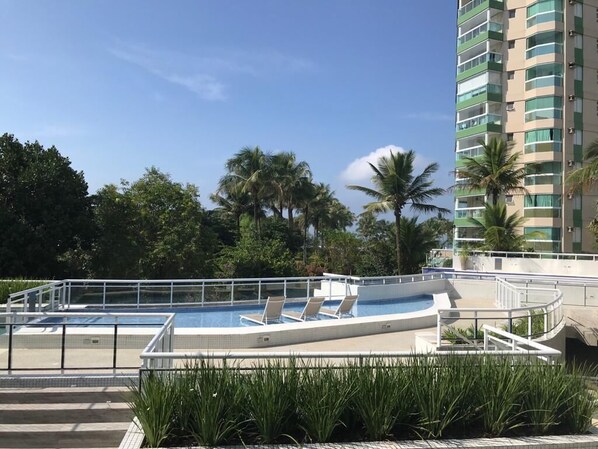 A heated pool - Renovated building, 150m2, 4 bedrooms-air-cond, terrace and barbecue, standing in the sand. (Bertioga)