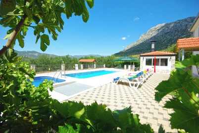 Villa con piscina climatizada y jacuzzi en el oasis de paz y tranquilidad