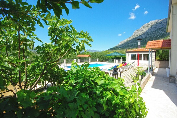 Outdoor pool, a heated pool - Vila With Heated swimming Pool And Jacuzzi In The Oasis Of Peace And Quiet (Vrgorac)