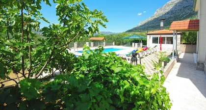 Vila With Heated swimming Pool And Jacuzzi In The Oasis Of Peace And Quiet
