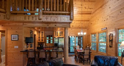 Luxury Cedar Cabin on the Lake with Heated Pool & Hot Tub. Close to Ski resort