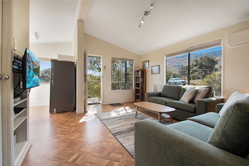 Elm Cottage Tumut -Blue Gum a Pet Friendly cosy 2 bedroom Cottage -  river views