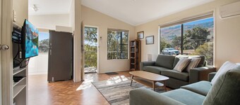 Elm Cottage Tumut -Blue Gum a Pet Friendly cosy 2 bedroom Cottage -  river views