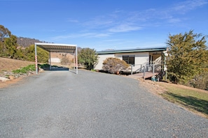 Exterior - Elm Cottage Tumut -Blue Gum a Pet Friendly cosy 2 bedroom Cottage -  river views (Tumut)