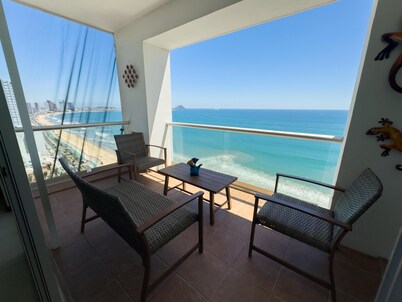 The Best Location on the Malecon- Horizon 1601