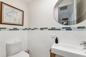 Badewanne, Haartrockner, Handtücher, Seife