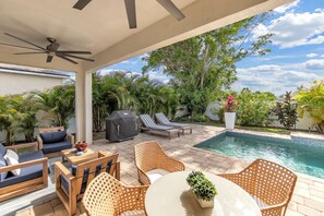 Una piscina al aire libre, una piscina climatizada