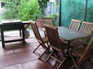 Outdoor dining - Bayswater Views holiday home (Bayswater)