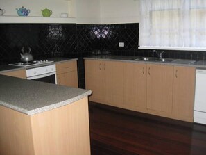 Private kitchen - Bayswater Views holiday home (Bayswater)