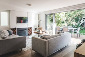 Smart TV, fireplace, Netflix, DVD player