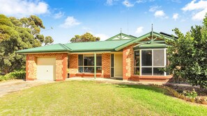 Exterior - Holiday Close to the Beach Park Swimming Centre (VICTOR HARBOR)