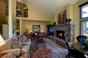 Een smart-tv, een open haard, een dvd-speler en boeken