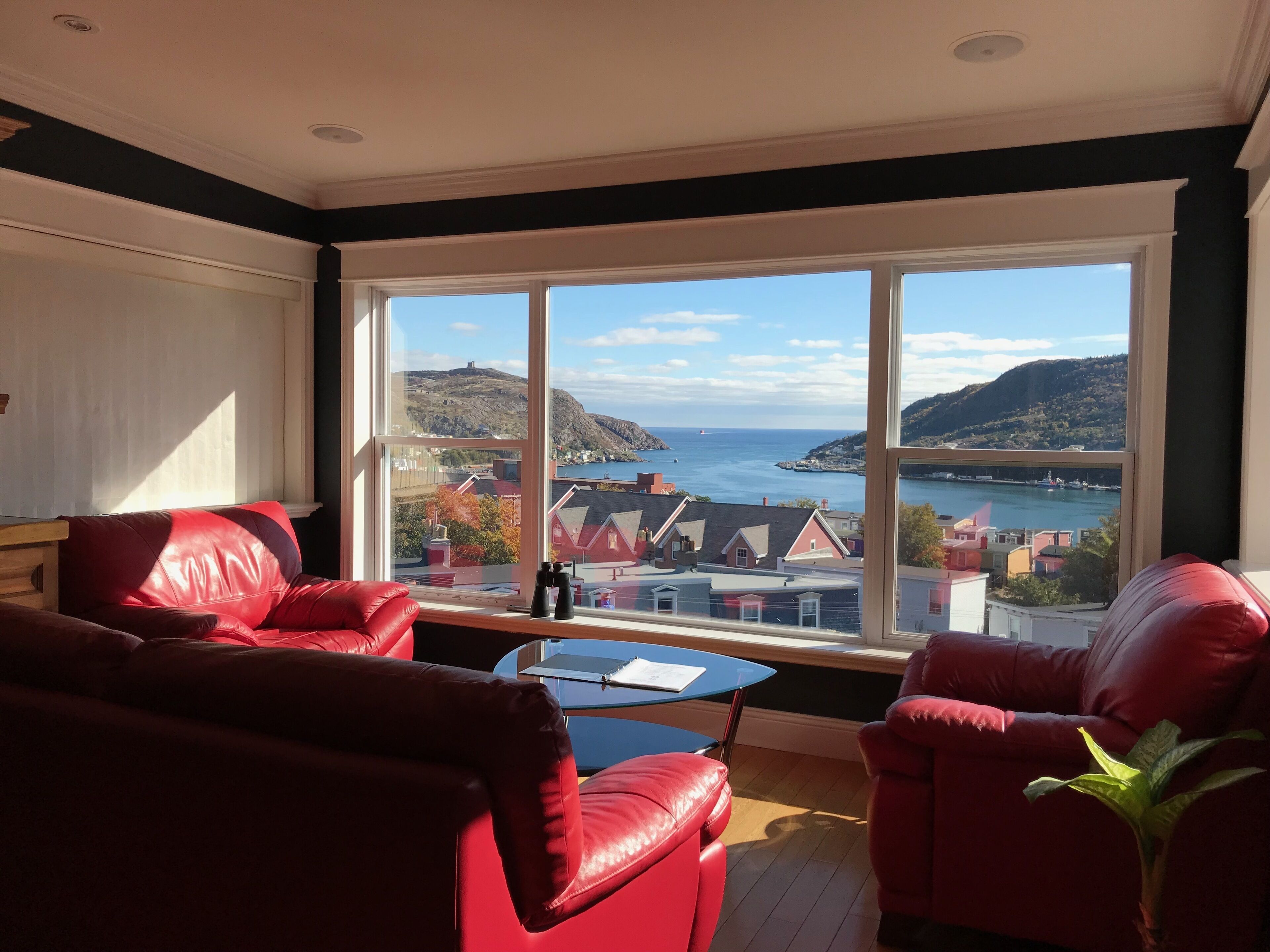 2 Bedroom Penthouse Apt with Amazing View and outdoor Hot Tub. 