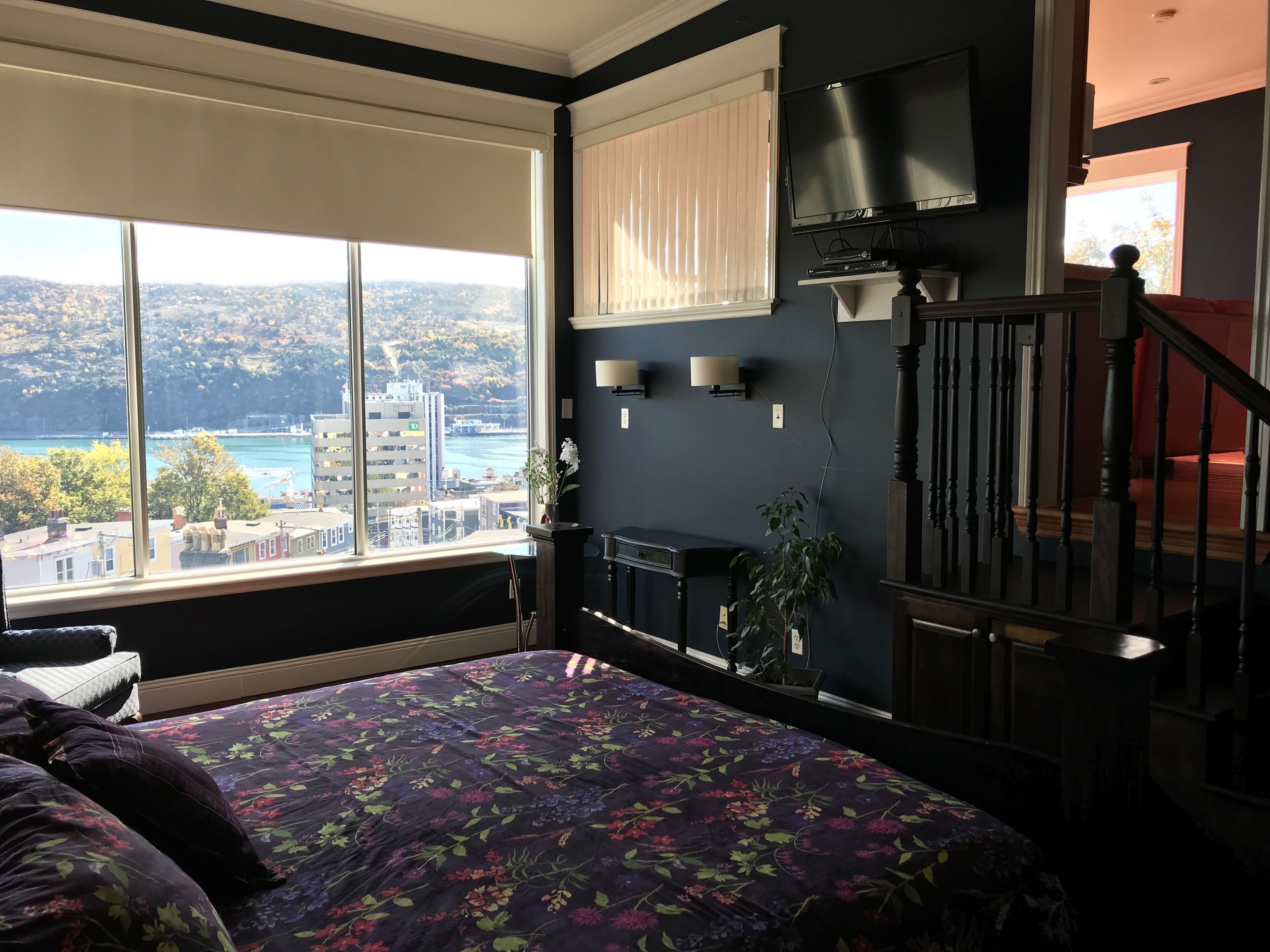 2 Bedroom Penthouse Apt with Amazing View and outdoor Hot Tub. 