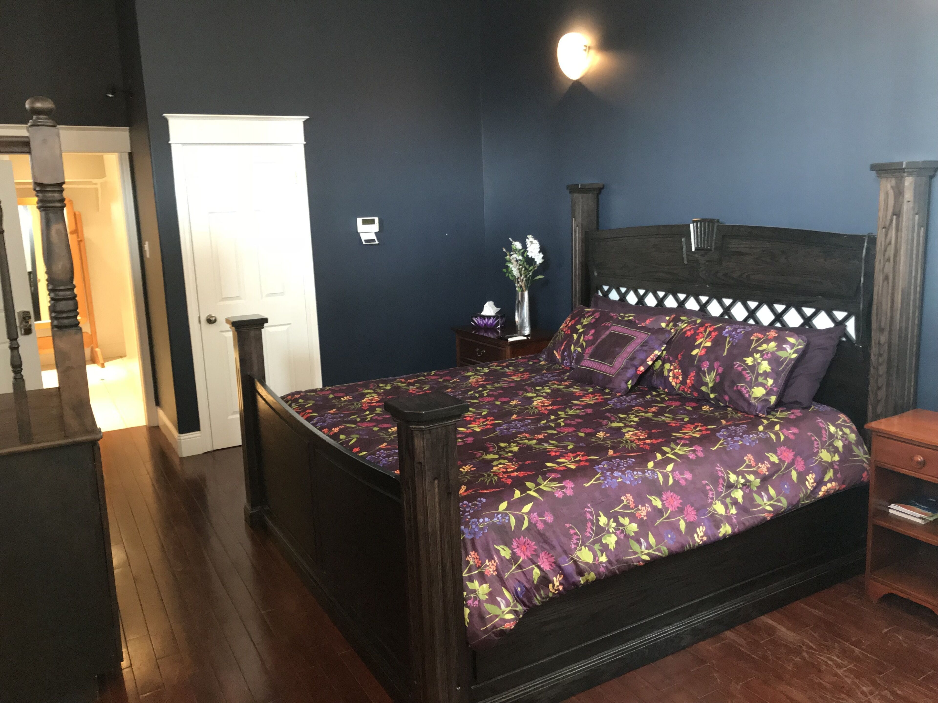 2 Bedroom Penthouse Apt with Amazing View and outdoor Hot Tub. 