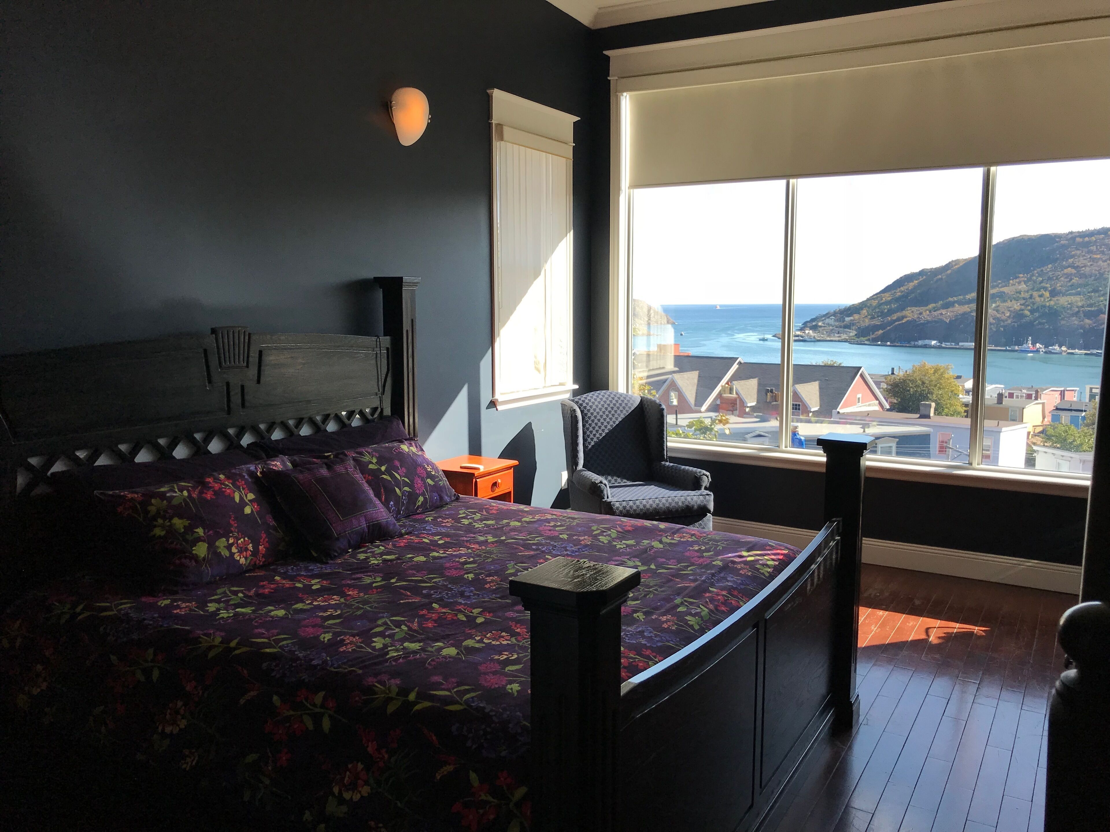 2 Bedroom Penthouse Apt with Amazing View and outdoor Hot Tub. 