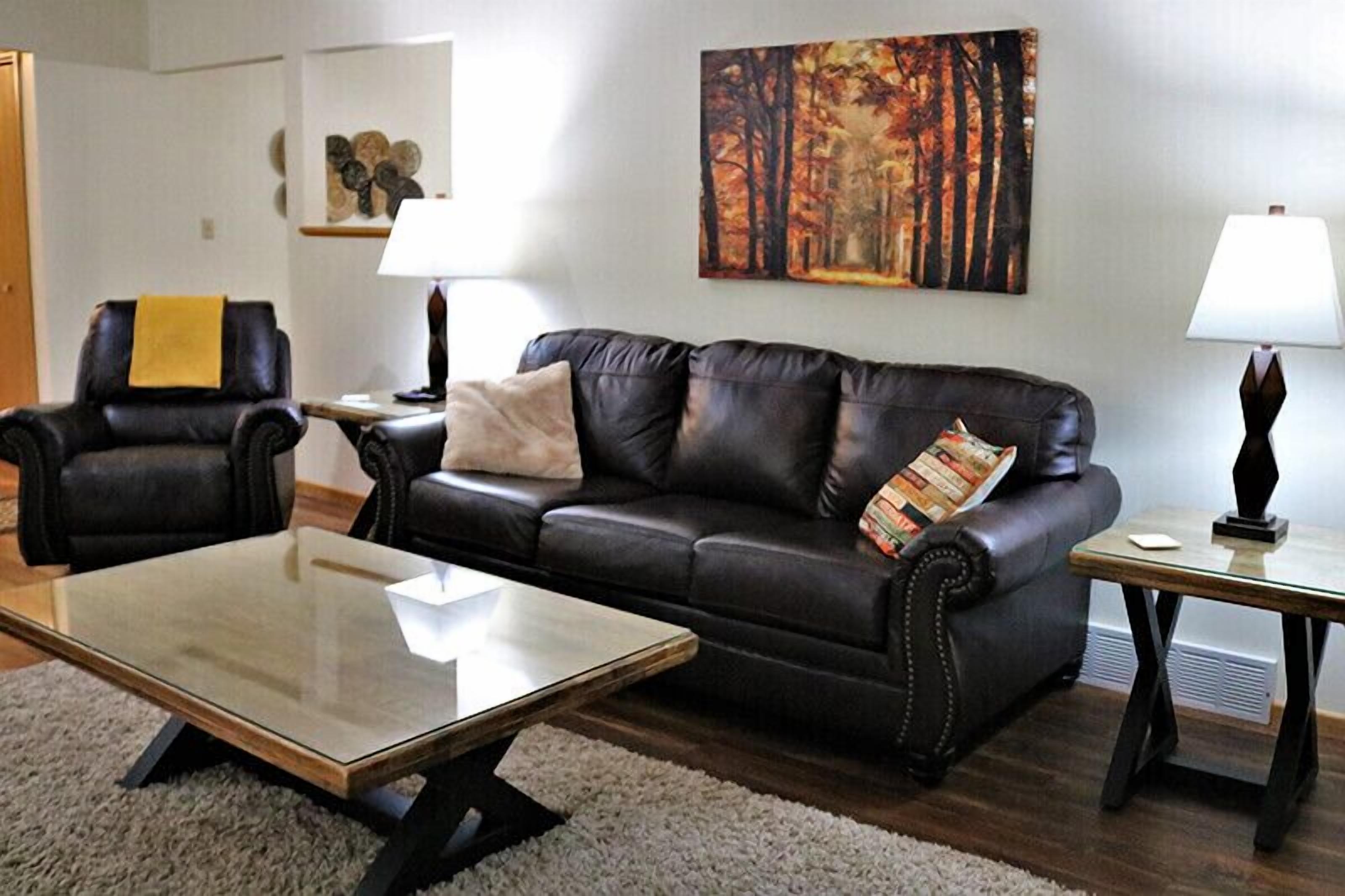 Greenwood Getaway- Game Room in Basement!