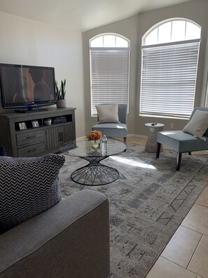 TV, caminetto, libri